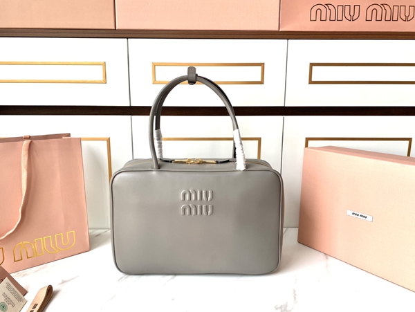 スーパーコピーブランドバッグ正面デザイン